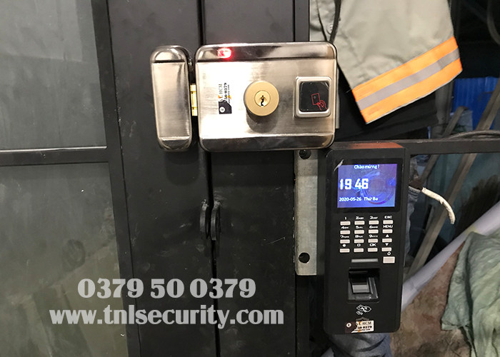 Thuc-hien-lap-dat-khoa-van-tay-cho-nha-tro-taiquan-Binh-Thanh